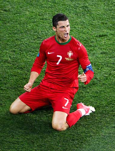 热议！韩国全能国脚遭中超多队哄抢，浙江在列，买断费100万美元（韩国全能国脚成中超香饽饽，浙江参与争夺，买断价100万美元）