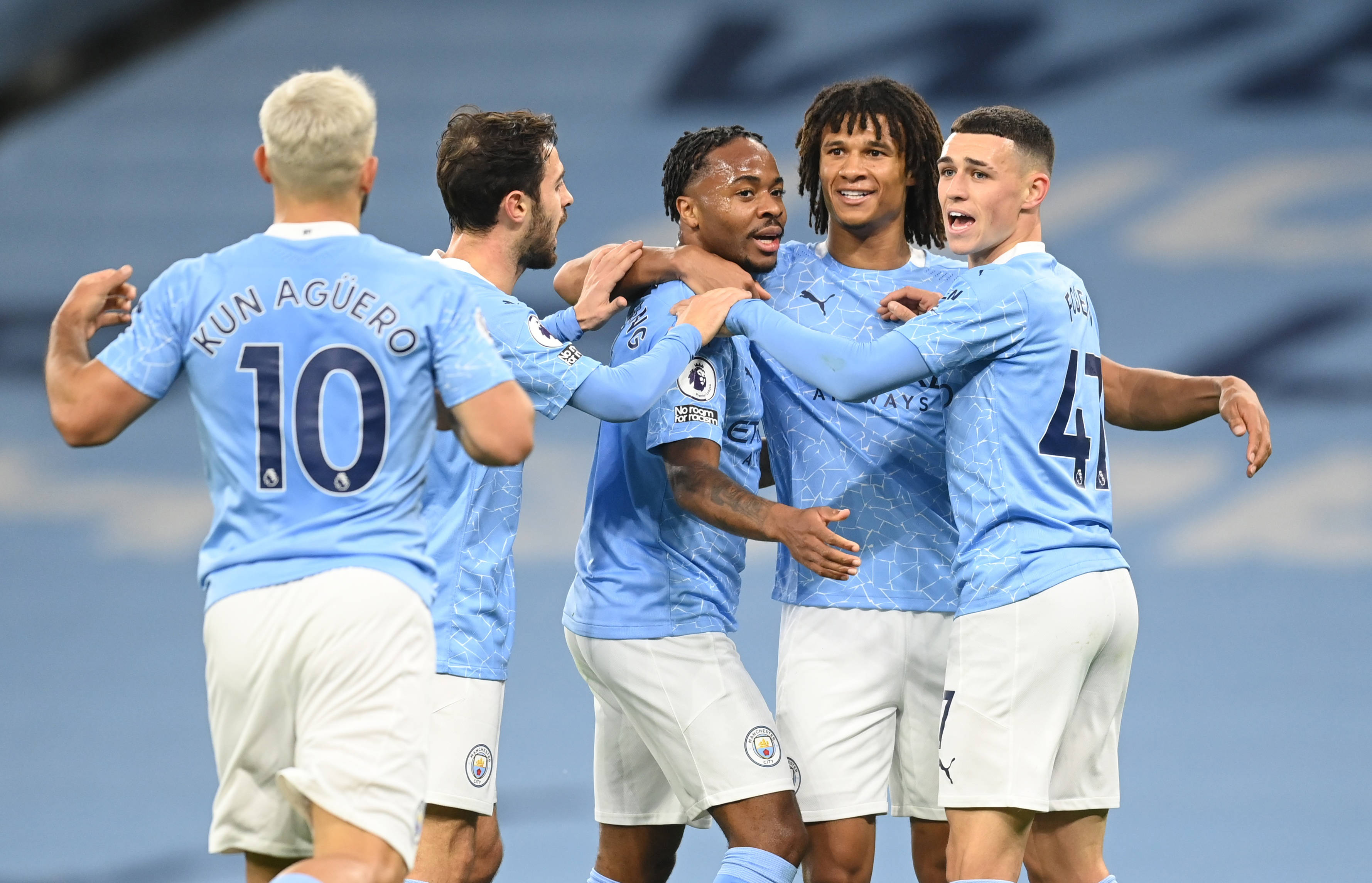 感谢俱乐部，U16国少球员身穿各自俱乐部训练服拍摄全家福（U16国少身着各队训练服集体合影，致谢俱乐部）