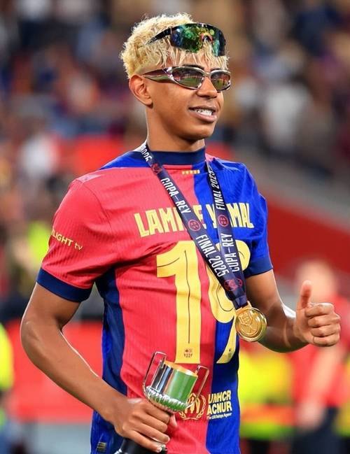 艾顿是湖人队史首位100%命中率0失误且砍两双的首发球员（艾顿成湖人队史首位先发，100%命中零失误豪取两双）