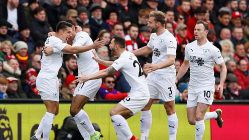 球队完全把节奏掌握在自己手里（球队牢牢掌控比赛节奏）