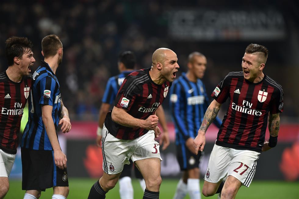 女生在校内打篮球技法惊人，男同学现场沸腾被实力圈粉（女生校园球场技惊四座，男同学当场沸腾纷纷路转粉）