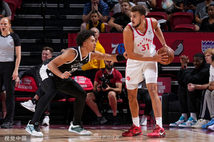 波媒：莱万与巴萨均未确定是否续约，将等到明年再做决定（波媒：莱万与巴萨续约尚无定论，决定待明年）