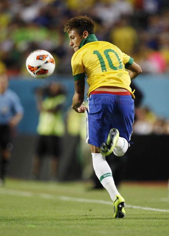 永远的黑豹，葡萄牙队正式发布致敬传奇尤西比奥的特别款球衣（葡萄牙队发布致敬尤西比奥特别战袍，“黑豹”传奇永恒）